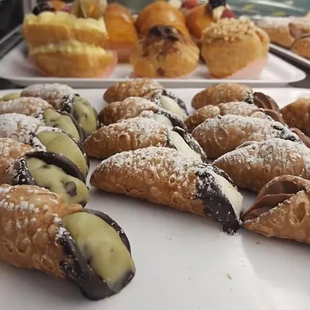 לינה וארוחת בוקר Ucciali 3*